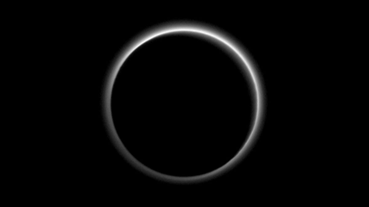 In deze opname die de New Horizonssonde op 15 juli van Pluto maakte is de ijle nevel die rond de dwergplaneet hangt te zien in het tegenlicht van de ondergaande zon