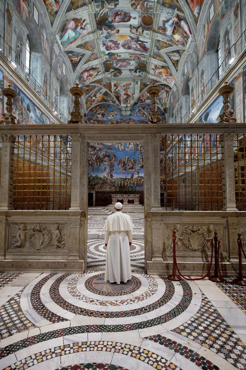 Paus Franciscus bezoekt spontaan de Sixtijnse kapel waar Michelangelo een van zijn meesterwerken schilderde vlak na zijn kersttoespraak voor de menigte op het SintPietersplein