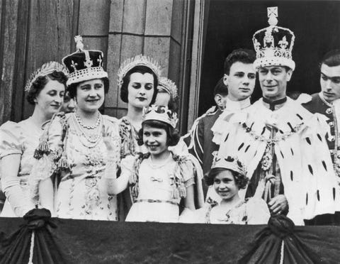 Prinses Elizabeth op elfjarige leeftijd op het balkon van Buckingham Palace na de kroning van haar vader George VI De dood van haar geliefde vader zette Elizabeth op vijfentwintigjarige leeftijd op de troon