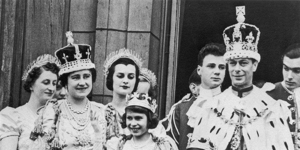 Prinses Elizabeth vierde van links 11 jaar staat hier op het balkon van Buckingham Palace na de kroning van haar vader George VI De dood van haar geliefde vader in 1952 zette Elizabeth op de troon op 25jarige leeftijd