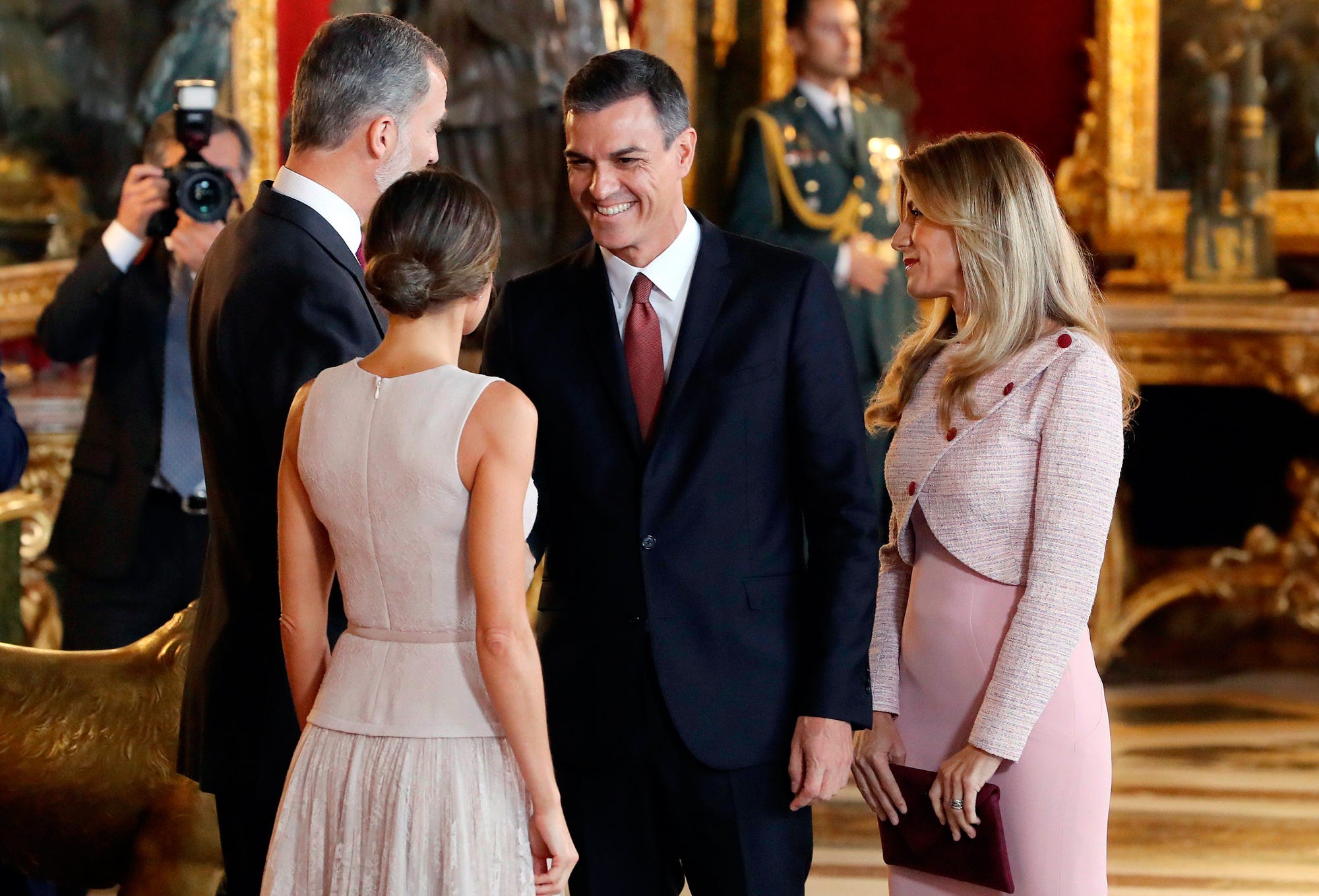 Pedro Sánchez y Begoña Gómez querían sentirse como ‘reyes’ en la recepción que don Felipe y doña Letizia han ofrecido tras el desfile militar con motivo del ‘Día de la Hispanidad’.