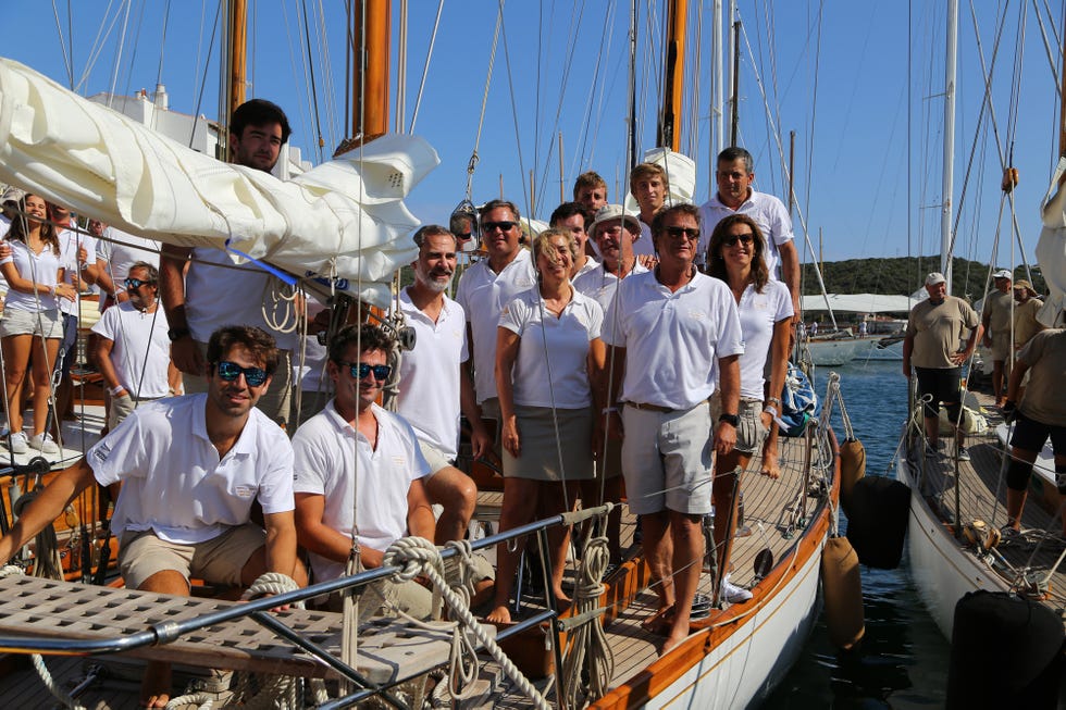 El rey Felipe VI ha participado en las regatas de la isla de Menorca y lo ha hecho sin la reina Letizia. El monarca lo ha hecho a bordo del 'Giraldilla', un velero que perteneció a su abuelo, don Juan de Borbón. 