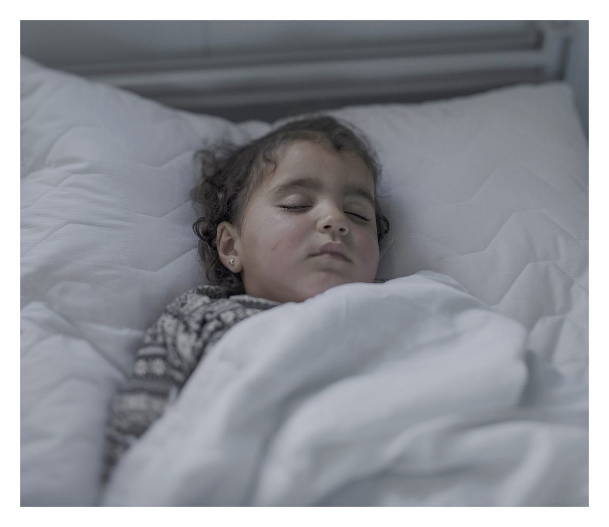 Dit is de derde dag die Iman in het ziekenhuis doorbrengt De peuter van twee jaar oud is meestal blij en onstuimig maar nu heeft hij een longontsteking en een borstinfectie