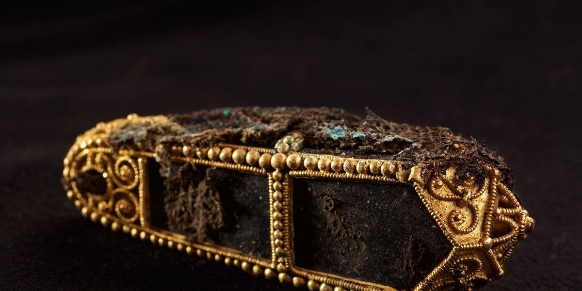 Een gouden hanger is nog altijd omwikkeld in stukjes beschermdoek en kan ooit een heilig relikwie hebben bevat