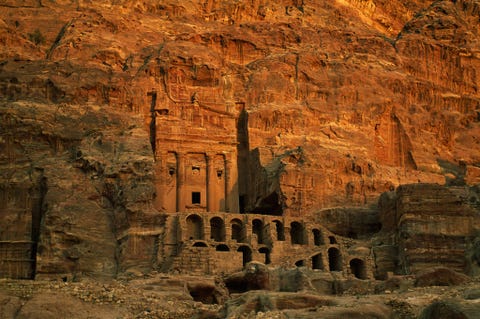 De antieke stad Petra werd in het huidige Jordani in rozekleurige rotsen uitgehouwen en verraadt in zijn bouwstijlen de invloed van het oude Griekenland Egypte Rome en Syri en van talloze NoordAfrikaanse culturen Het werelderfgoed wordt bedreigd door nietduurzaam toerisme overstromingen vallend gesteente en erosie