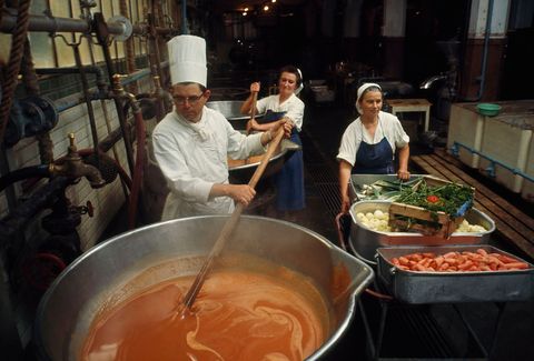 Een chef in een fabriek in Nantes Frankrijk roert in een gigantische pan vissaus die is gemaakt op basis van een recept dat hij uit zijn hoofd kent Dit verhaal uit de editie van juni 1966 legde het leven langs de Loire vast de langste rivier in Frankrijk