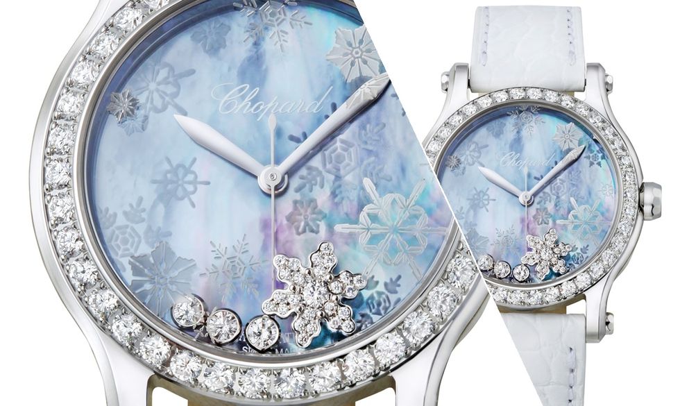 Happy Snowflakes精鋼腕錶，錶殼鑲嵌鑽石，淡藍色珍珠母貝面盤，綴以3顆滑動鑽石與1顆滑動雪花綴飾，自動上鍊機芯，搭配白色鱷魚皮錶帶。