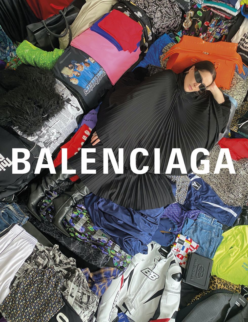 廣告大片總是創意無限的balenciaga，在正值居家隔離期間邀請藝術家eliza douglas將新一季的產品放在它們最終會出現的地方，拍攝出如社群媒體上常出現的風格照片。有發現neo classic包在哪嗎？