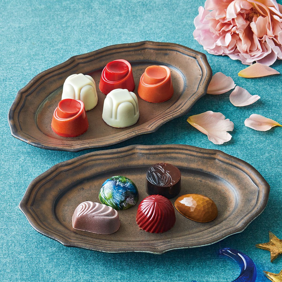 フランスリモージュ金彩の入ったバラと小花のピルケースヒンジ
