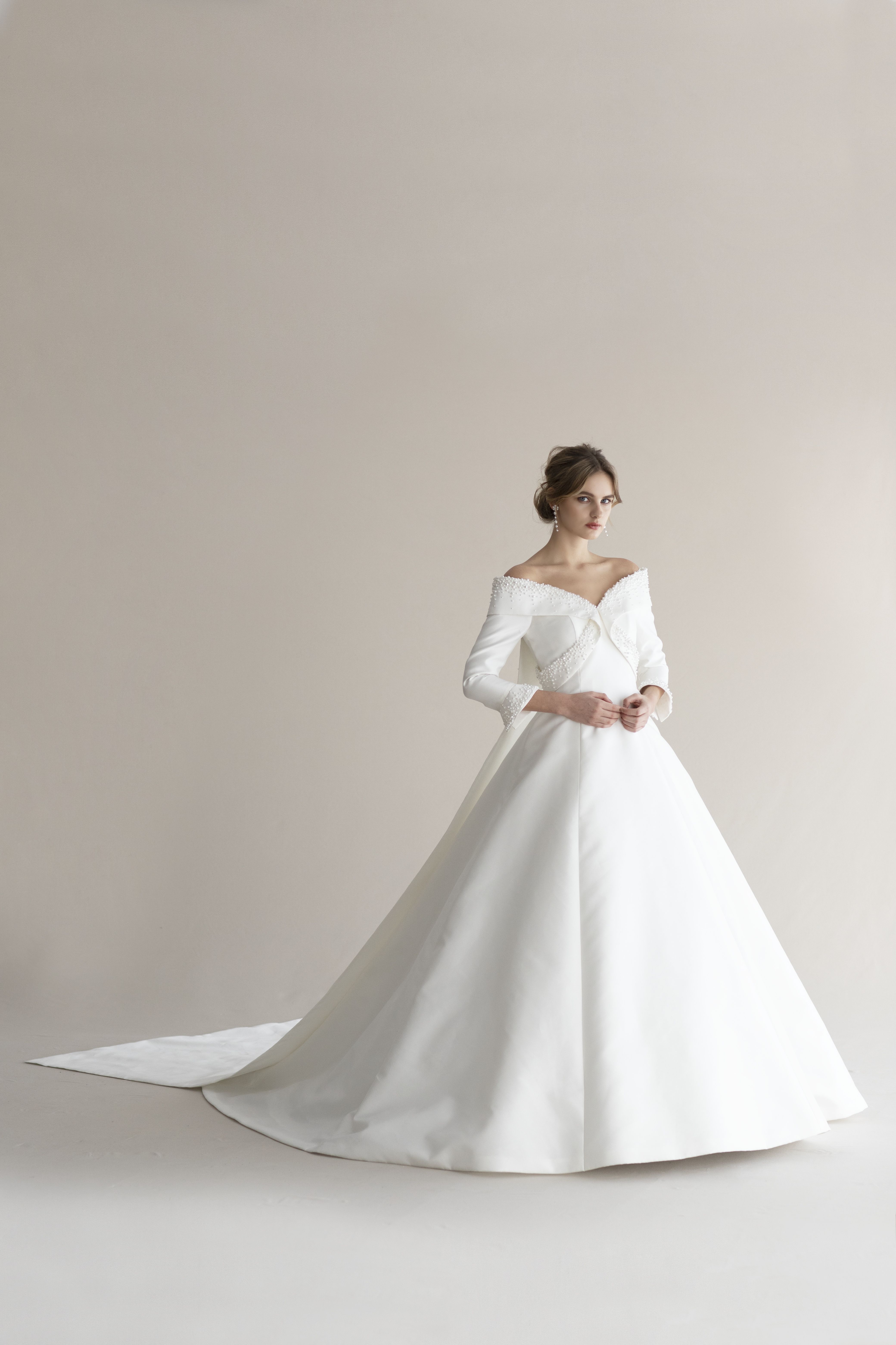 正統派ドレスの鉄板！ 花嫁のためのミカドシルクのウエディングドレス