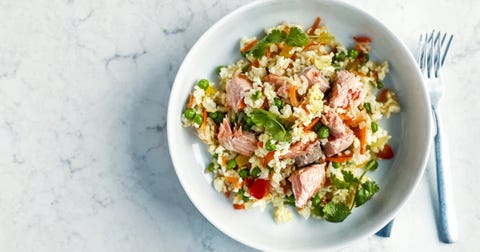 arroz frito con verduras y salmón