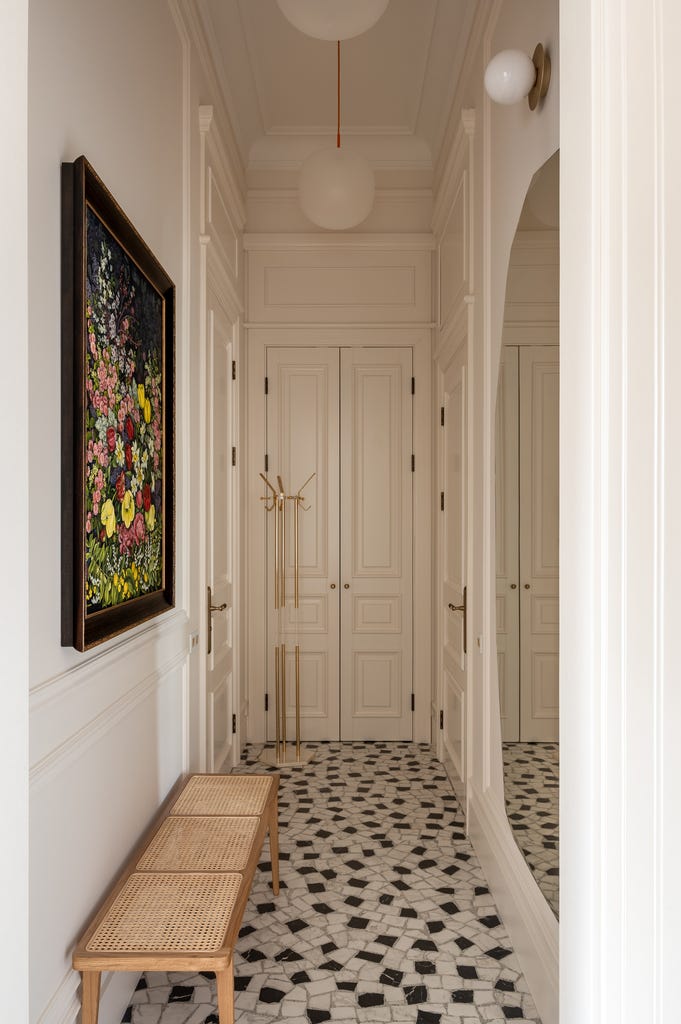 un apartamento de techos altos que combina historia, diseno, arte y funcionalidad