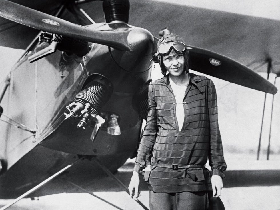 Op 14 juni 1928 staat Amelia Earhart op Newfoundland voor haar dubbeldekker Friendship