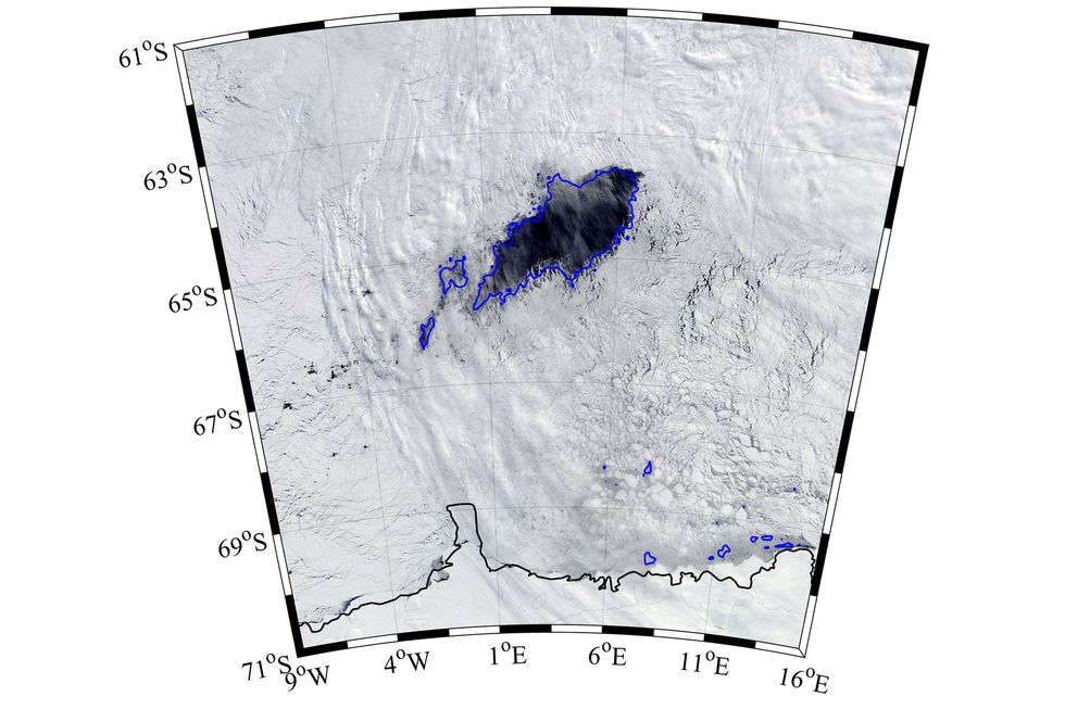 De blauwe lijnen geven de rand van het ijs aan en de polynya is het donkere gebied met open water midden in het ijs