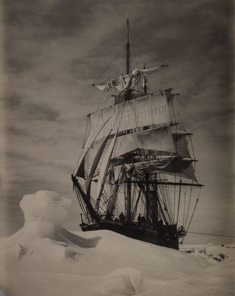 Het schip Terra Nova ligt vast in het ijs