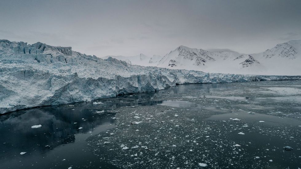 Aan de oostzijde van de Straat Fram op het Noorse Spitsbergen storten smeltende gletsjers zich in zee