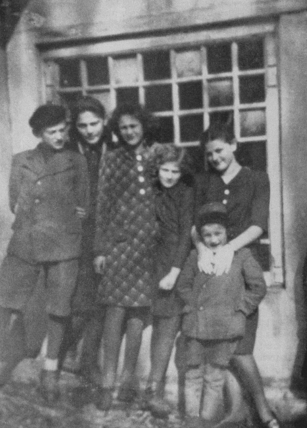Deze foto van de Friedmankinderen werd rond 1936 in Humenn genomen Van links naar rechts Herman Edith Hilda Ruthie Lea en de jongste Ishtak