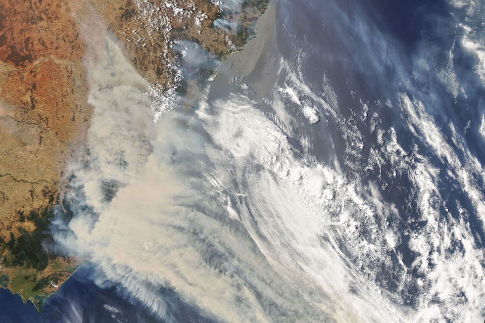 Op deze satellietfoto van de NASA zijn de rook en wolkenpluimen te zien die door de grootschalige bosbranden in Australi worden veroorzaakt