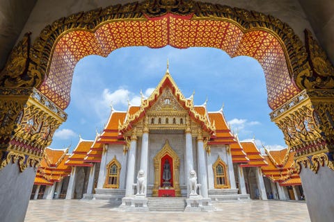 Wat Benchamabophit ThailandDe Wat Benchamabophittempel van Bangkok was voltooid in 1911 en bestond volledig uit gemporteerd carraramarmer uit Itali Op het gebrandschilderde glas in de boogvensters zijn Thaise thepanom oftewel engelen afgebeeld In de tempelgalerij staan 52 boeddhabeelden op afzonderlijke zuilen Zij tonen de diversiteit van de boeddhaiconen uit verschillende tijden en plaatsen
