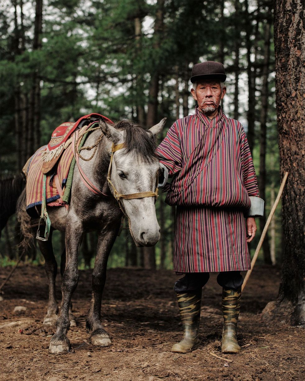 Sonam 62 komt uit het oosten van Bhutan Hij helpt bezoekers om het heilige Tijgersnestklooster te bereiken
