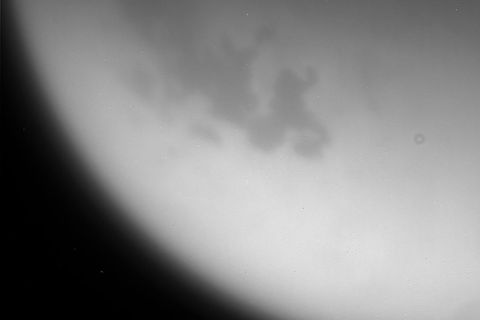 Deze closeup van de ijzige maan Titan onthult donkere vlekken die door Cassini werden gedentificeerd als meren van vloeibare koolwaterstofverbindingen