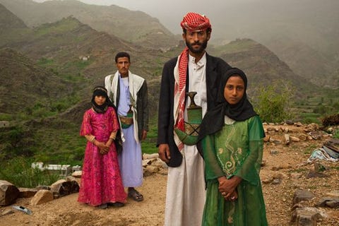 Kindbruidjes staan in juli 2010 naast hun echtgenoten bij hun woning in de bergen bij Hajjah in Jemen Ik verstopte me telkens als ik hem zag vertelde Tahani in het roze over de eerste dagen van haar huwelijk met Majed Zij was 6 en hij 25 toen ze met hem trouwde FotograafStephanie Sinclairdoet al ruim een decennium verslag van de hartverscheurende verhalen over kindhuwelijken