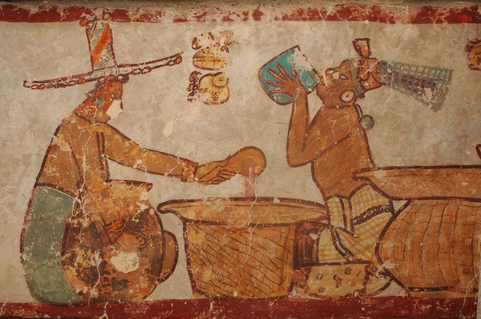 Deze schilderingen uit de oude Mayastad Calakmul verbeelden het bereid en drinken van cacao