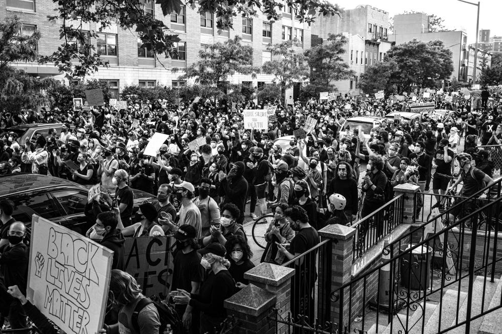 Tijdens een Black Lives Mattermars in Brooklyn New York protesteren demonstranten tegen politiegeweld