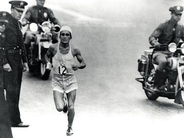 le coureur argentin juan carlos zabala, protégé par des policiers et des motards, remporte le marathon aux jo le 17 août 1932 à los angeles, californie, etats unis. (photo by keystone france/gamma rapho via getty images)