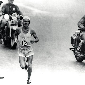 Le marathonien argentin Zabala remporte le marathon olympique le coureur argentin juan carlos zabala, protégé par des policiers et des motards, remporte le marathon aux jo le 17 août 1932 à los angeles, californie, etats unis. (photo by keystone france/gamma rapho via getty images)