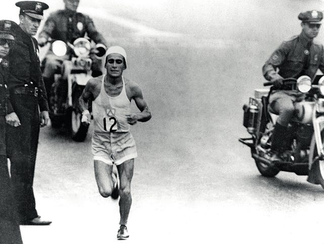 le coureur argentin juan carlos zabala, protégé par des policiers et des motards, remporte le marathon aux jo le 17 août 1932 à los angeles, californie, etats unis. (photo by keystone france/gamma rapho via getty images)