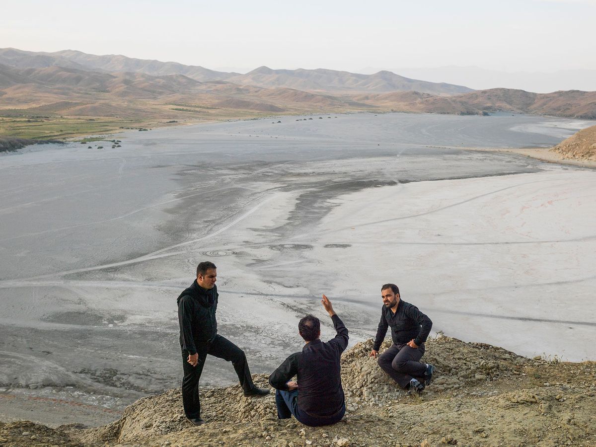 Mannen praten aan de rand van het uitgedroogde Urmiameer in Iran Foto uit het National Geographicartikel Verdroogde meren door klimaatverandering maart 2018
