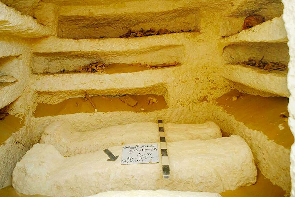 Volgens het Egyptische ministerie van Oudheden hebben archeologen drie tombes ontdekt die circa tweeduizend jaar oud zijn en uit de Ptolemaesche tijd stammen