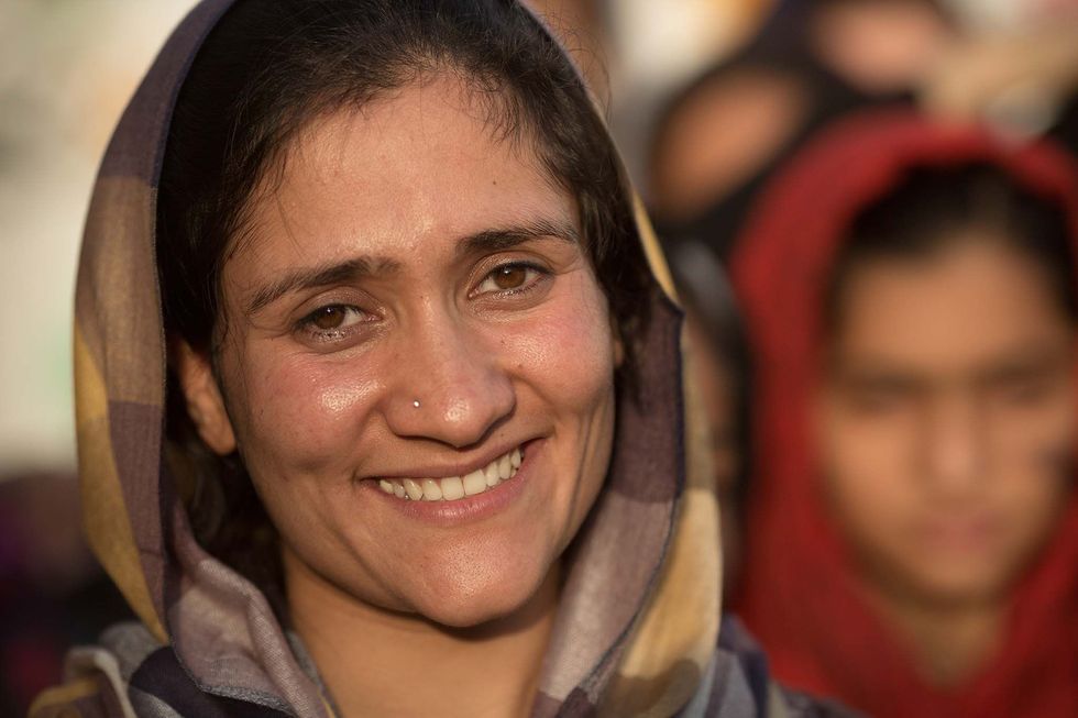 Shabana BasijRasikh groeide op in Kaboel Afghanistan Onder de Taliban verkleedde ze zich als jongetje om naar school te kunnen gaan