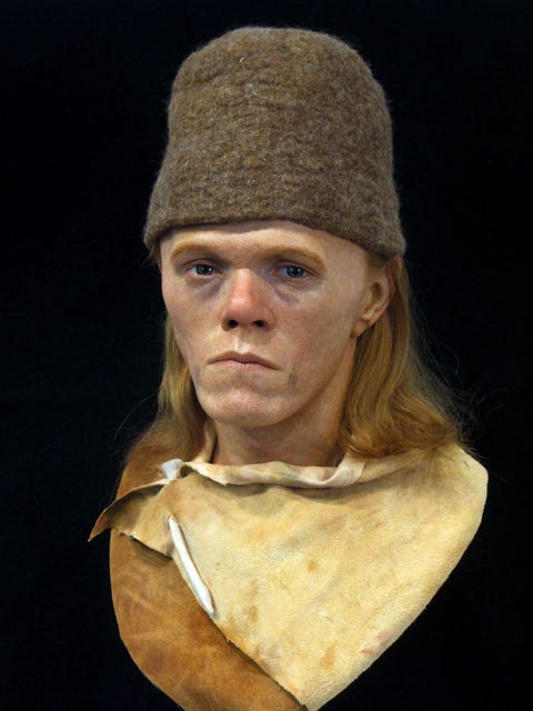 De Ditchling Road Man werd in 1921 ontdekt tijdens de verbreding van de weg waarnaar deze prehistorische boer is vernoemd Hij behoorde tot de eerste golf van boeren die rond 2400 v Chr van het vasteland van Europa naar de Britse Eilanden overstaken en daar hun kenmerkende klokbekers achterlieten Uit de stoffelijke resten bleek dat hij in zijn jeugd meerdere perioden van ondervoeding had overleefd waardoor hij mogelijk kort van stuk was De Ditchling Road Man stierf tussen zijn 25e en 35e en werd met een klokbekerkruik aan zijn voeten en enkele slakkenhuizen naast zijn mond begraven