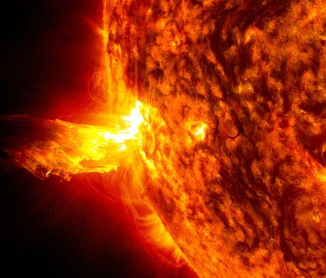 Tijdens zonnestormen kunnen zonnevlammen zoals op deze afbeelding ontstaan Hierbij worden hoogenergetische deeltjes door de zon uitgestoten