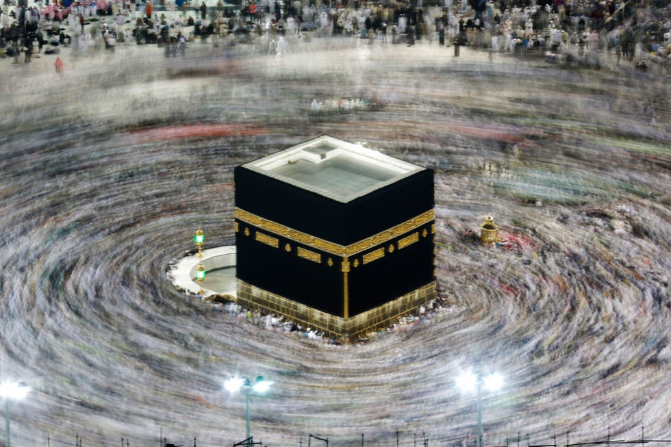 Tijdens de hadj in augustus 2019 lopen moslims rond de Kaba Iedere moslim die daartoe financieel en fysiek in staat is is verplicht om deze bedevaart tenminste nmaal in zijn leven te ondernemen