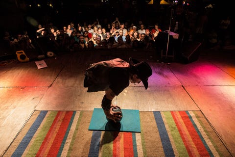 Aaron Wollin met de artiestennaam Short E Dangerously onderhoudt zijn publiek met een balanceeract op losse bowlingballen onderdeel van de rondreizende Hellzapoppin Circus Sideshow