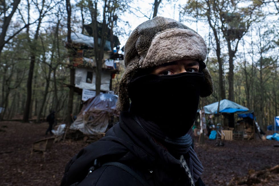 Een activist poseert voor een foto in een van de krakersnederzettingen in het Hambacher Forst november 2017
