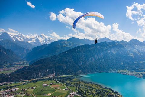 Bereik grote hoogten door te paragliden boven Interlaken in Zwitserland