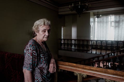 Larissa 68 werkt sinds 6 jaar in Hotel Georgia en strijkt beddengoed Zij ontvluchtte haar woonplaats Sukhumi in 1992 aan het begin van de Abchazische oorlog Ze verliet de stad met twee van haar drie zonen en enkele eigendommen Ze vond toevlucht in Tbilisi Georgi