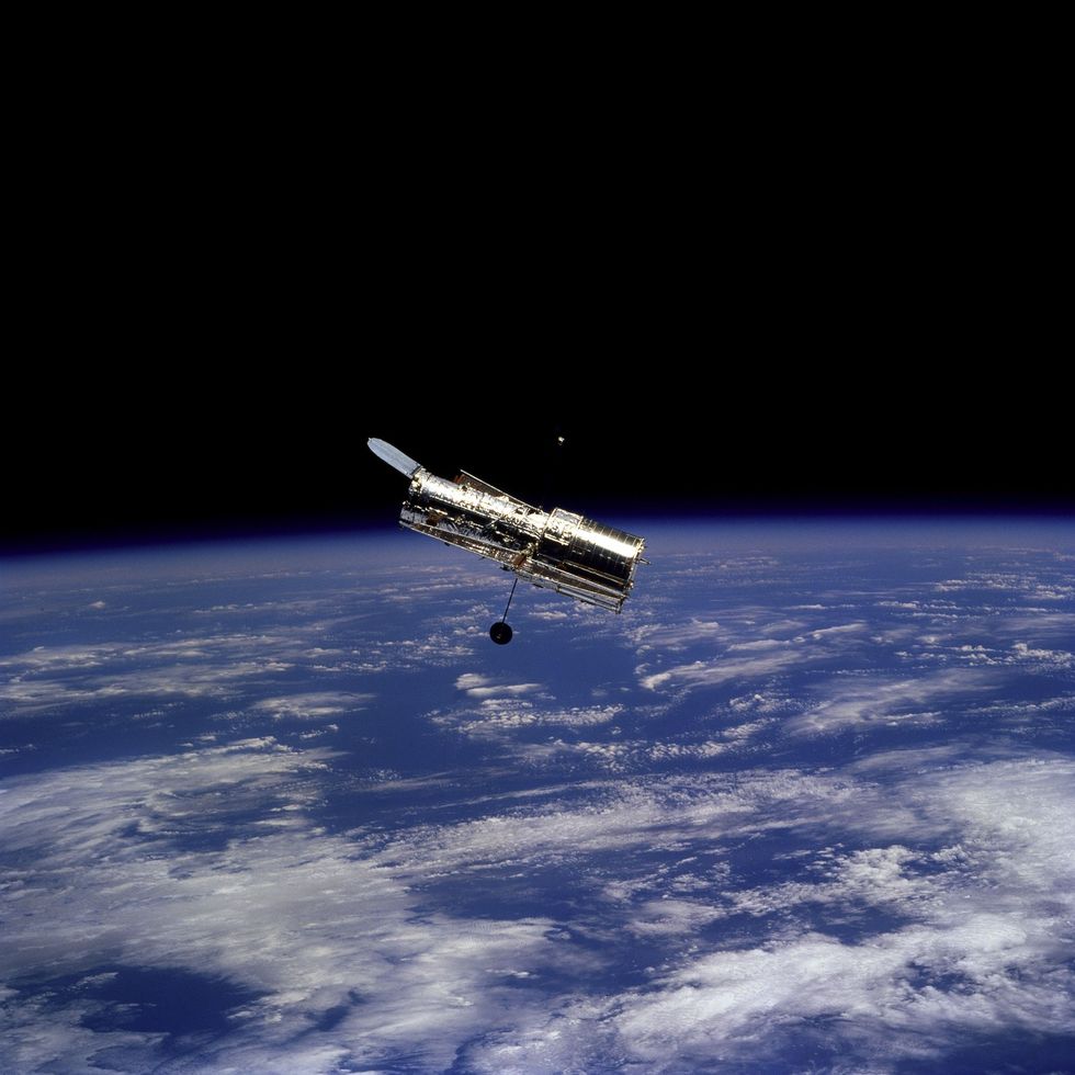 Nadat ze in februari 1997 onderhoudswerk aan de Hubble hadden verricht namen de astronauten aan boord van de spaceshuttle Discovery deze foto van de weg zwevende ruimtetelescoop