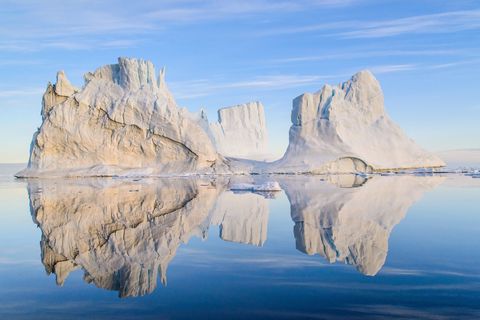 Bij het bewonderen van de prachtige ijsbergen in Groenland moeten bezoekers op een veilige afstand blijven van ten minste drie keer de hoogte van een ijsschots omdat het ijs vaak afbreekt en in zee valt