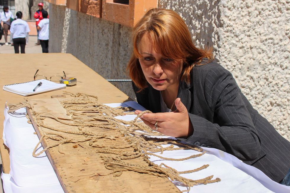 Antropologe Sabine Hyland bestudeert een quipuplank een uitvinding uit de koloniale tijd die aansloot op eerdere technologie van de Incas