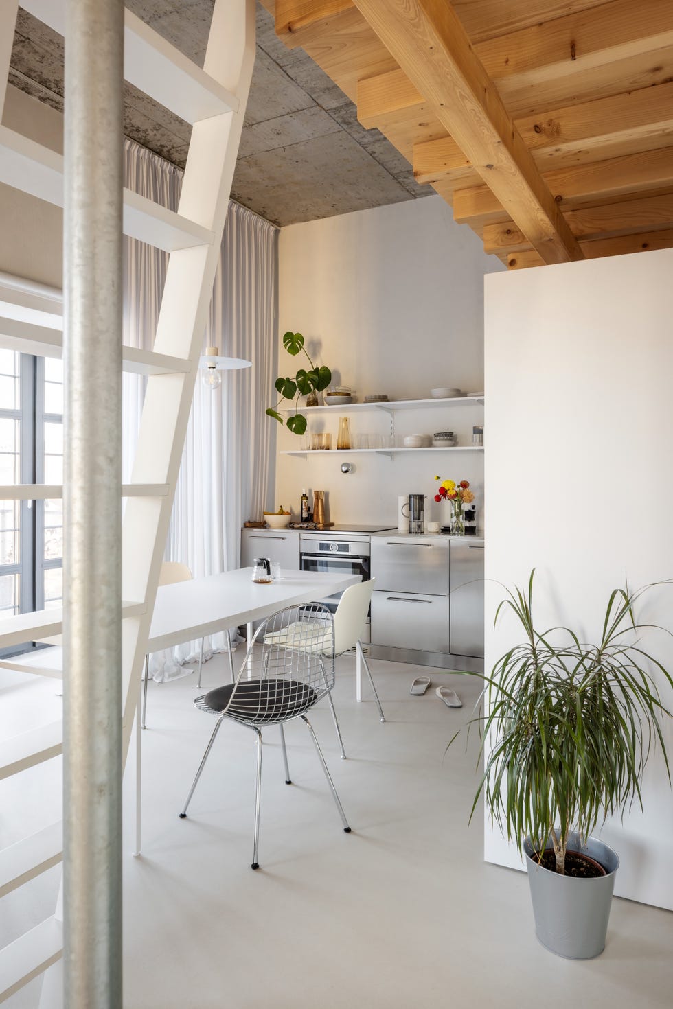 este apartamento gana mas de 17 metros habitables gracias a la altura de los techos y soluciones ingeniosas