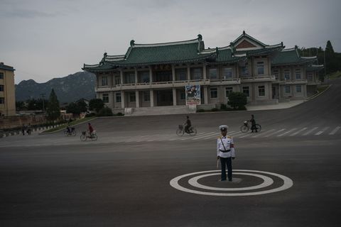 Een verkeersagent in Kaesong in NoordKorea
