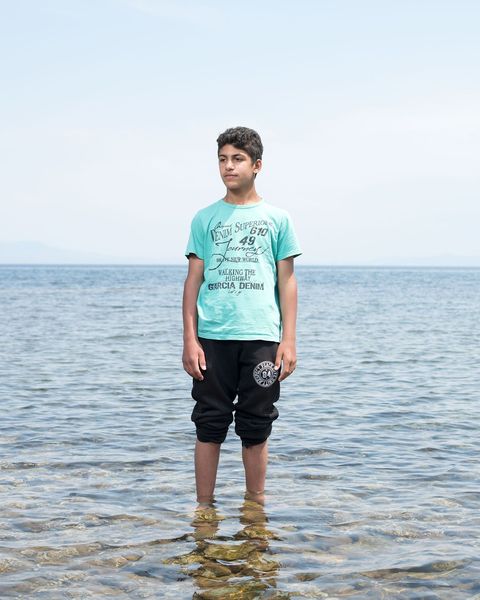 Bilal Al Fadoos bereikte Lesbos vanuit Turkije in een rubberboot met 62 andere mensen De 14jarige jongen is niet meer naar school geweest sinds zijn kleuterschool werd gebombardeerd in Syri De mensen kwamen uit Syri om iets beters te vinden maar ze vonden hier hetzelfde zegt hij