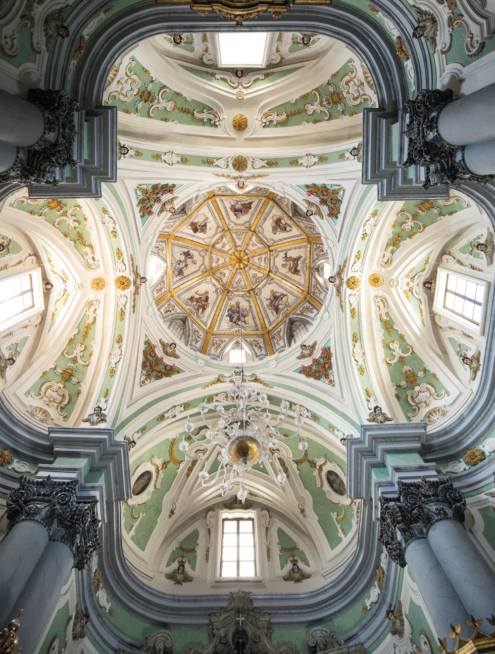 Ceiling, Architecture, Holy places, Vault, Symmetry, Classical architecture, Building, Place of worship, Cathedral, Religious institute, 