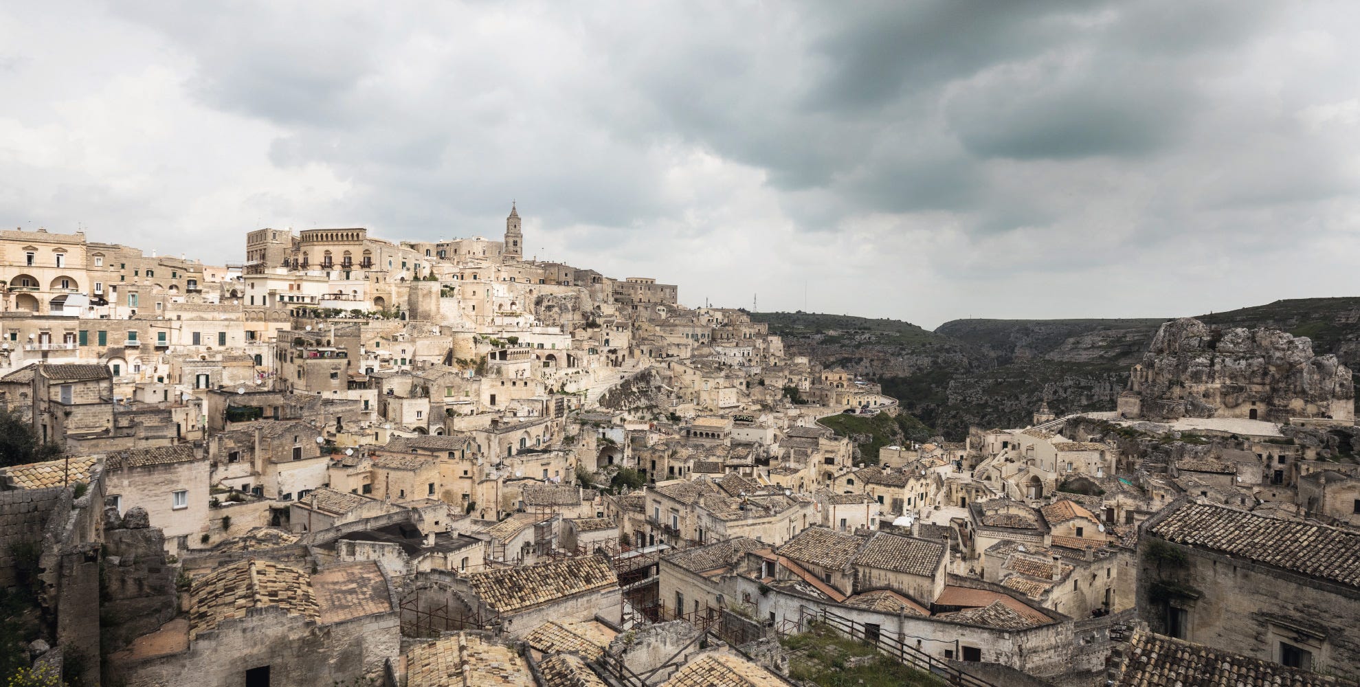 Wall, Sky, Human settlement, Town, Ruins, Archaeological site, Cloud, Historic site, Stone wall, Ancient history, 