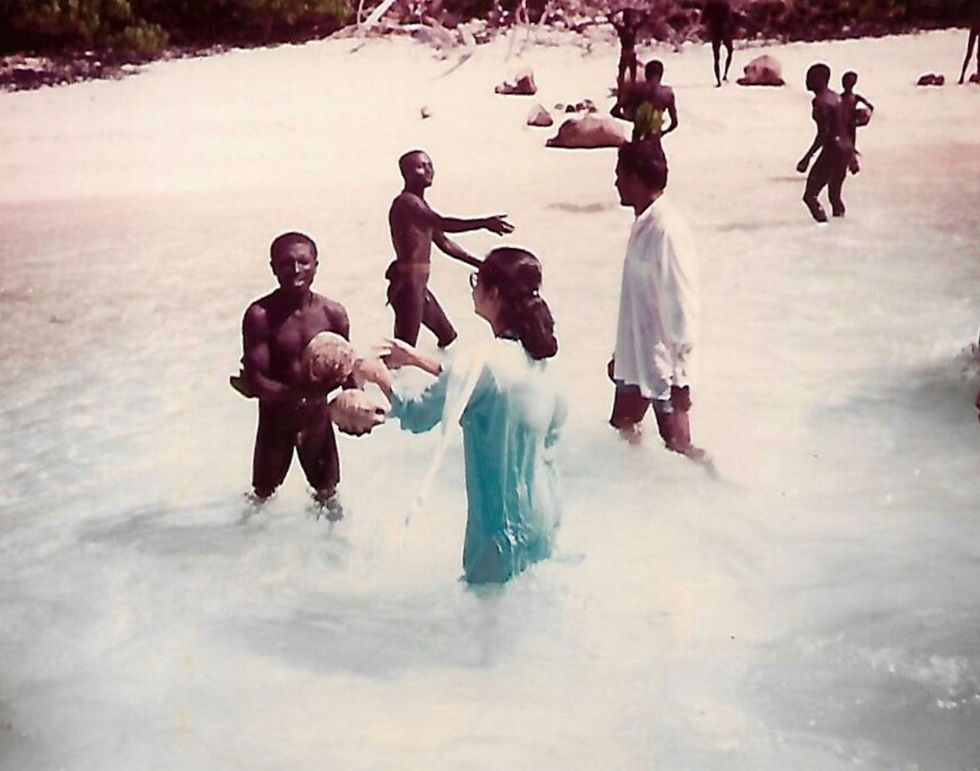 Chattopadhyays twee bezoeken aan het North Sentinel Island in 1991 waar kokosnoten aan de eilandbewoners werden uitgedeeld worden beschouwd als de enige vriendelijk verlopen ontmoetingen tussen Sentinelezen en buitenstaanders